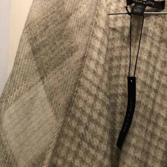 BNWT Love and Lore Wrap - Picture 4 of 5